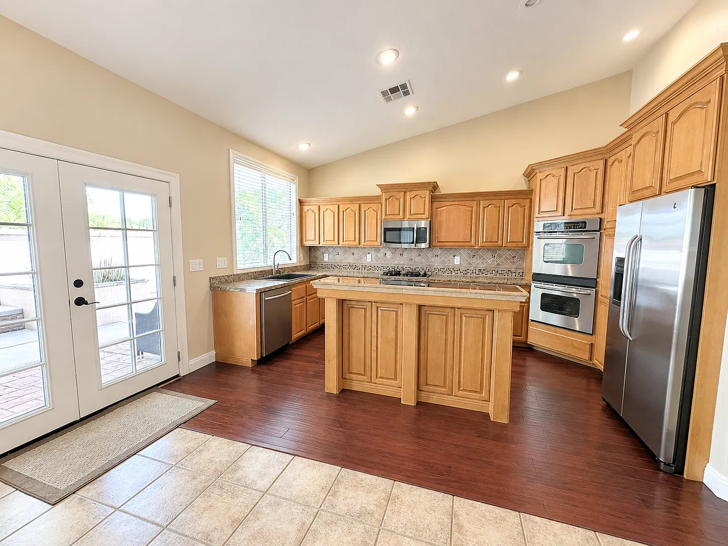 3 bed, 1977 sqft, $2,400 — Photo 2
