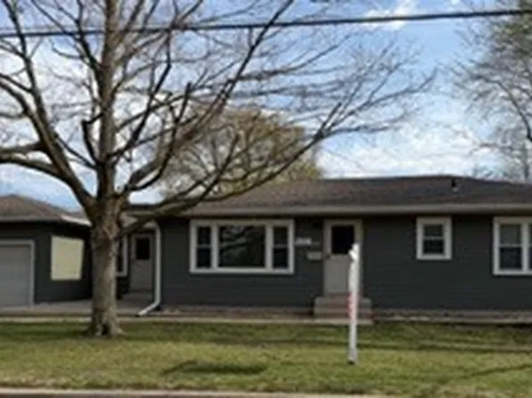 208 W State St, North Aurora, IL 60542
