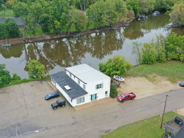 117 E South Water St, New London, WI 54961