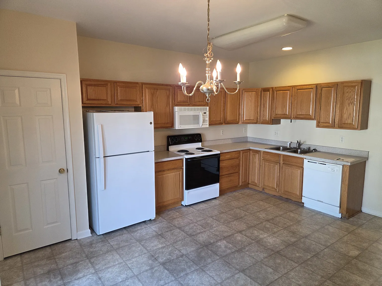 3 bed, 2.5 bath, 1510 sqft, $2,000 — Photo 3