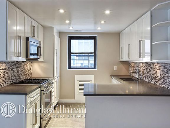 2nd image of 301 E 47th St Ph M