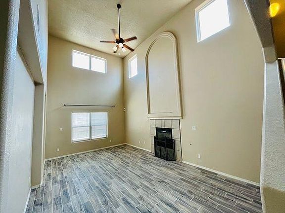 Greatroom with vaulted ceilings
