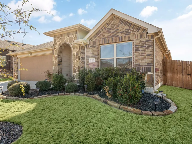 817 Cloverwood Dr — Photo 2