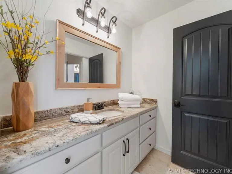 1436 E 35th Pl — Photo 21