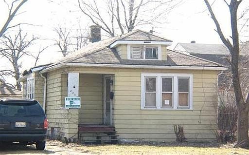 2nd image of 2233 Desplaines St