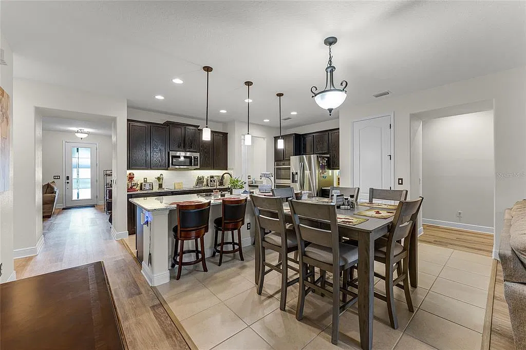 4 bed, 2.5 bath, 2290 sqft, $2,490 — Photo 4
