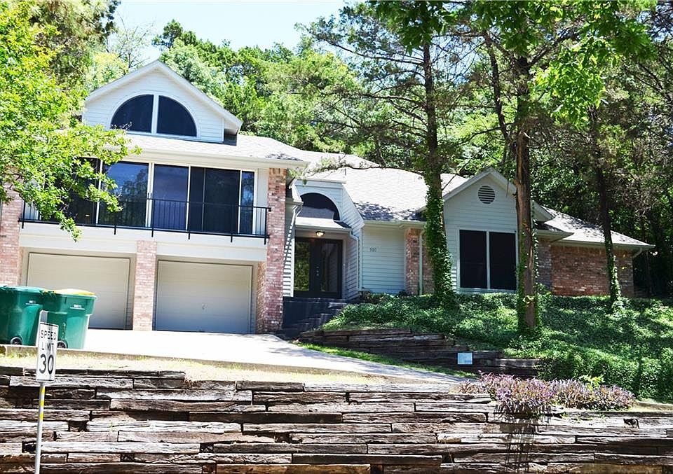 1st image of 900 Sleepy Hollow Dr