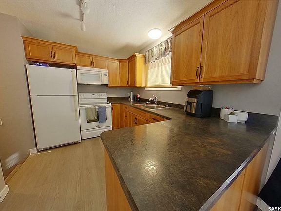 3rd image of 706 Golburn Cres