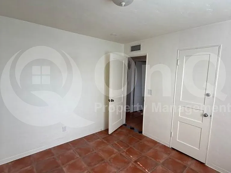 1002 E Simmons St — Photo 15