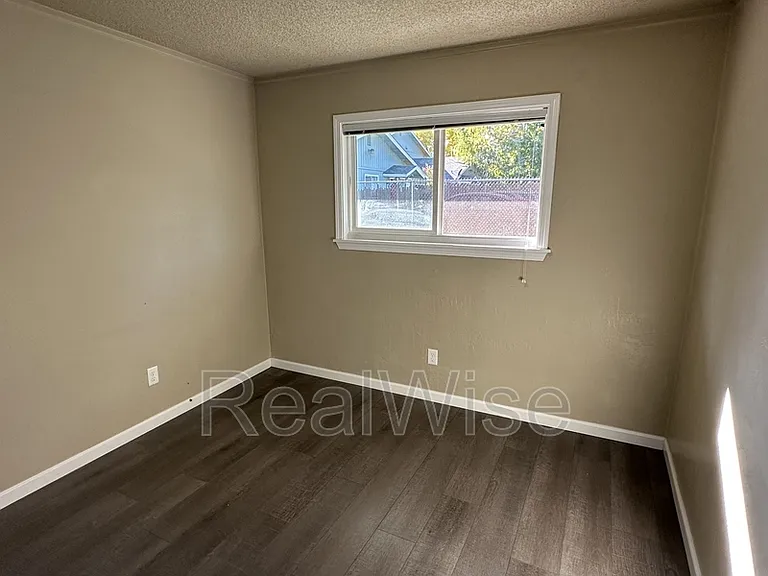 719 SW Bridge St — Photo 14