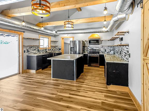 4th image of 544 W Upton Ave