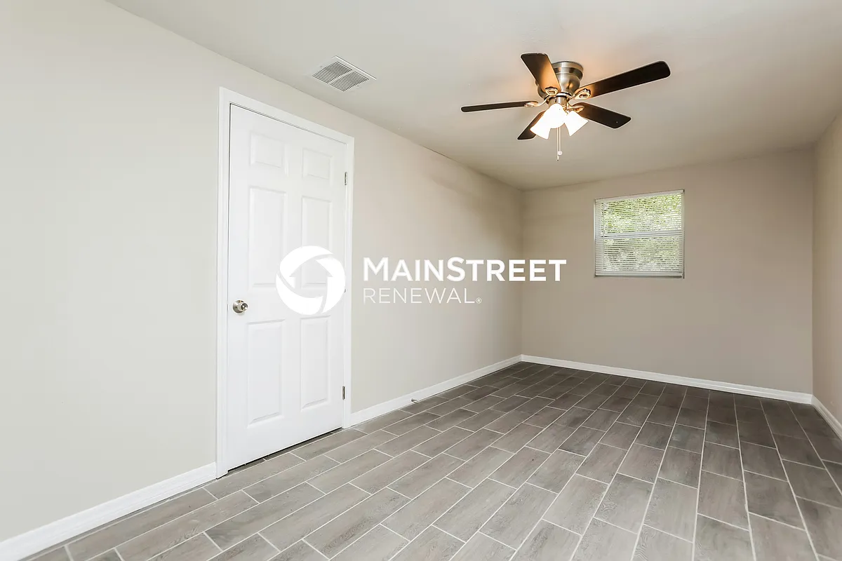 Living Room - 913 Bethune Dr