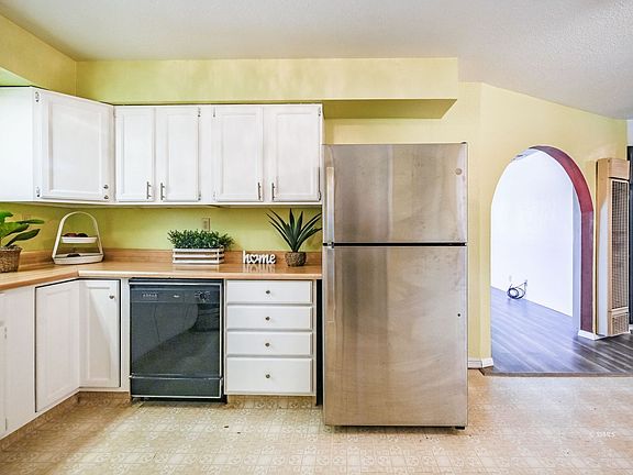 3rd image of 1040 W Mariposa Ave