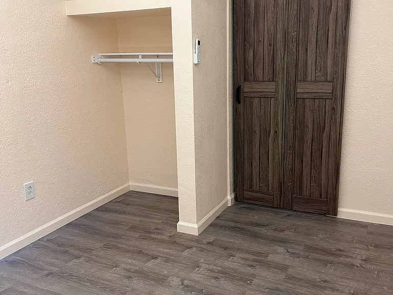 315 E Elm St #6 — Photo 16