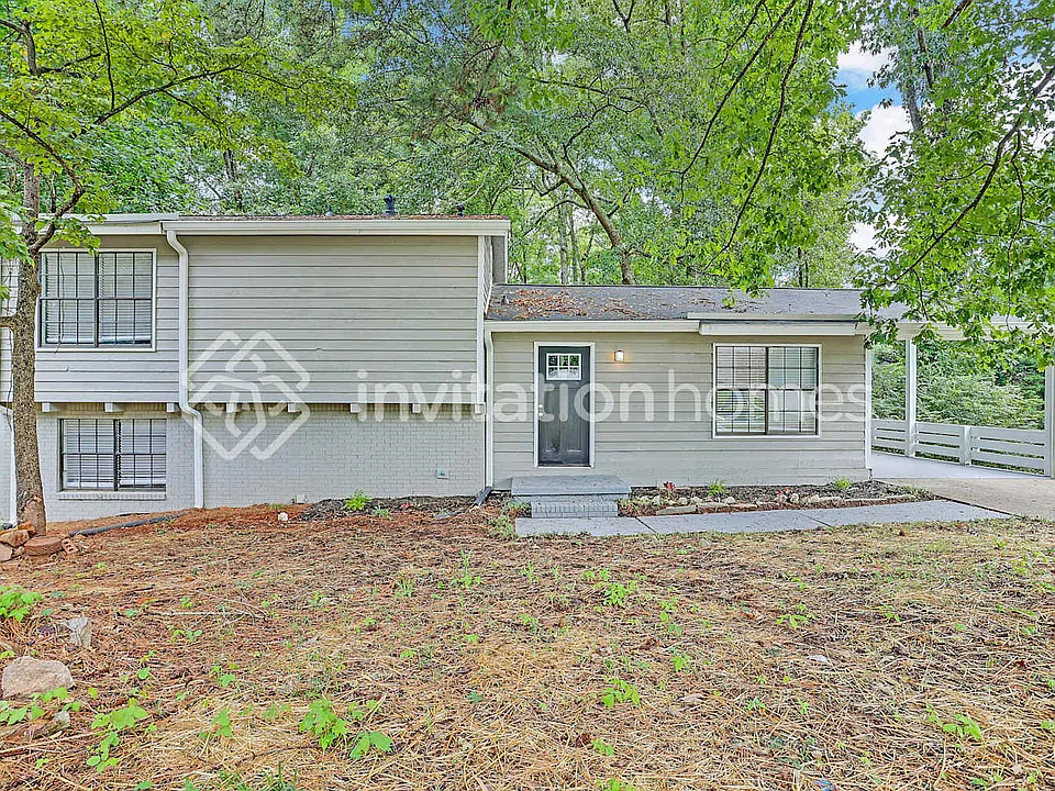 678 Lakeridge Dr SE