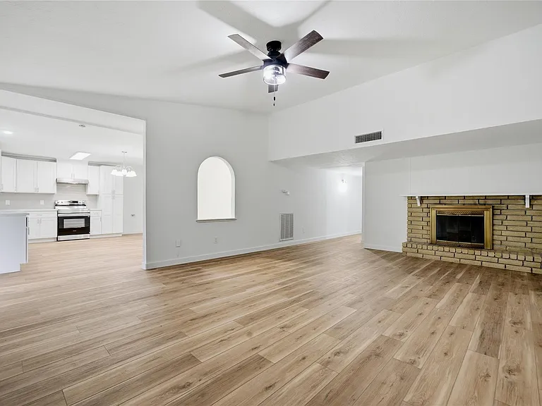 2126 Quail Valley East Dr — Photo 15