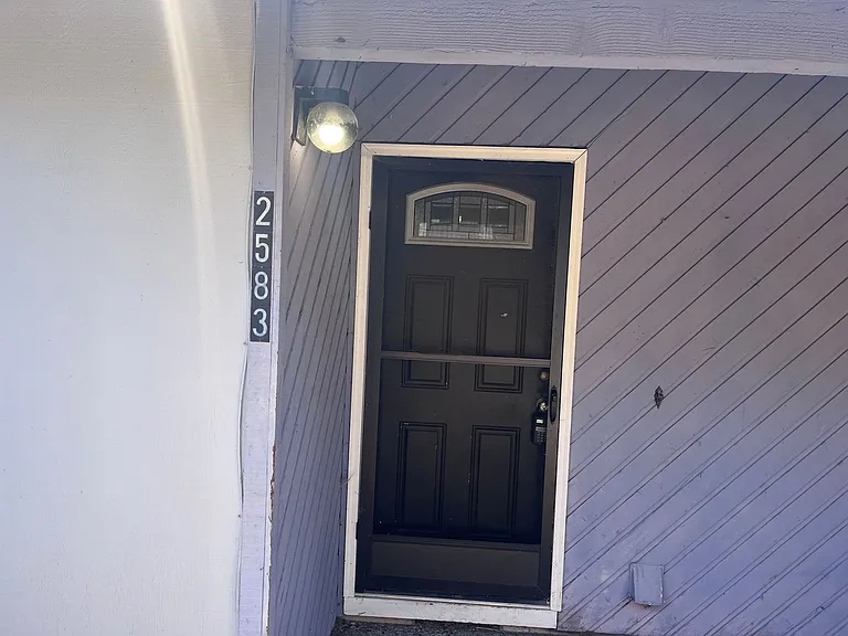 2583 NE Crocus Ct — Photo 2
