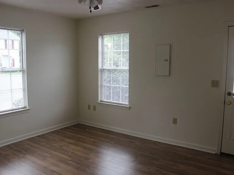 862 Patrick Henry Dr — Photo 5