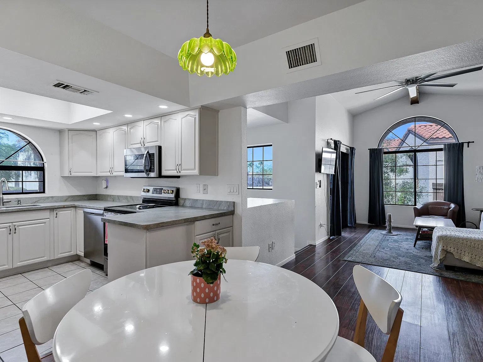 2 bed, 1140 sqft, $1,600 — Photo 3