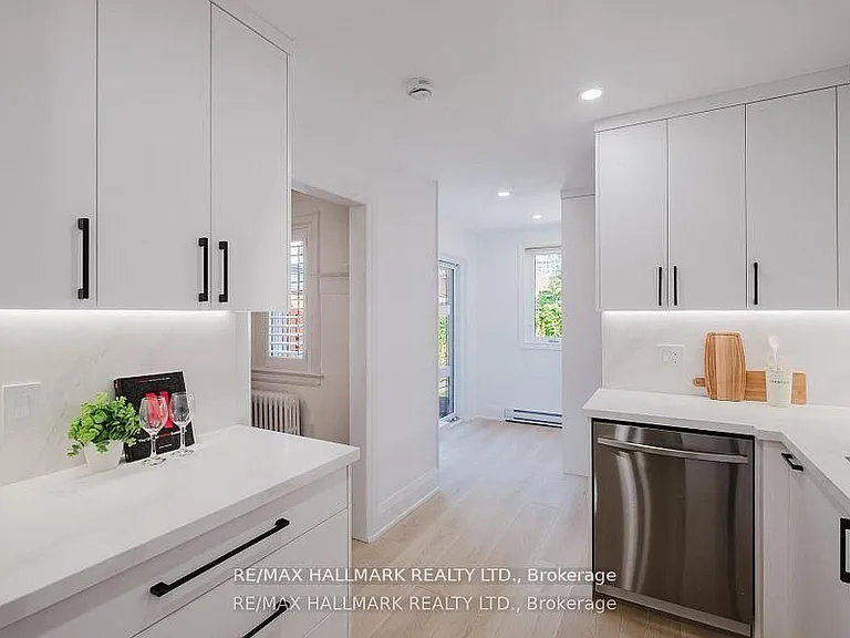 18 Glen Stewart Ave — Photo 9