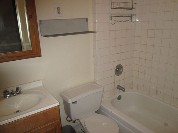 4th image of 836 W Cornelia Ave #2
