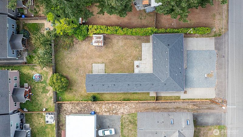 4th image of 10 E Beech Street