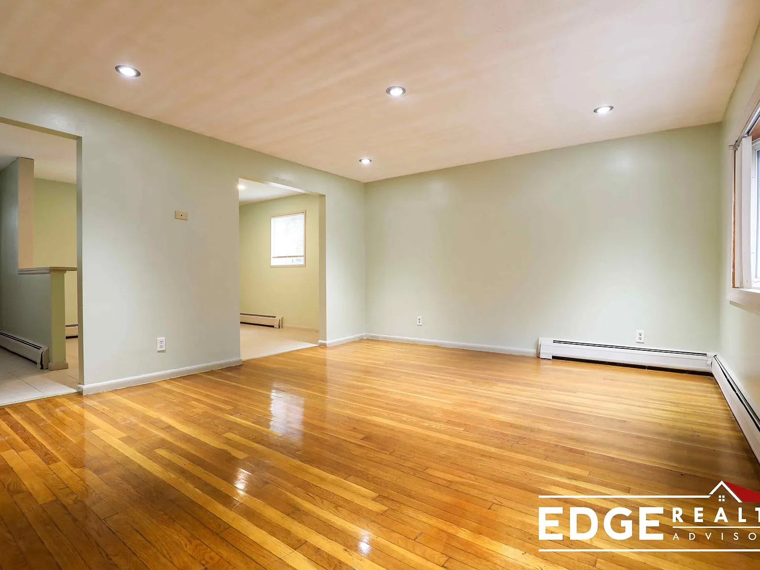 4 bed, 1.5 bath, 1400 sqft, $2,800 — Photo 3
