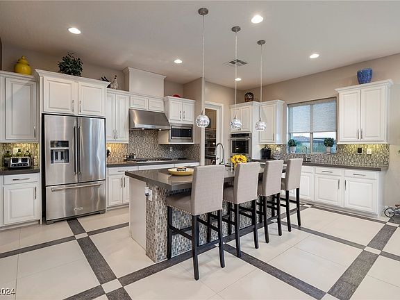 5th image of 394 Port Reggio St