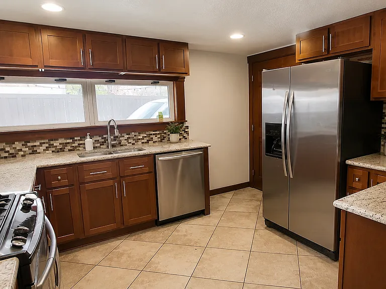 1325 Balsam Ave — Photo 2