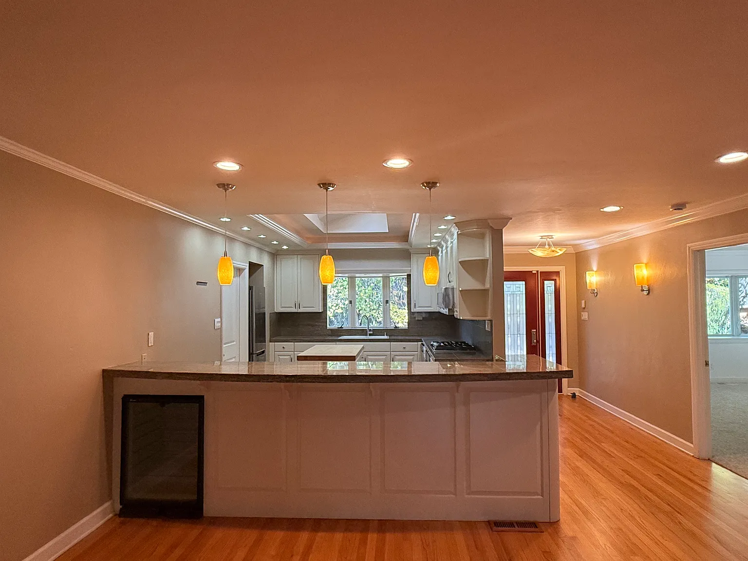 4 bed, 2000 sqft, $8,950 — Photo 3