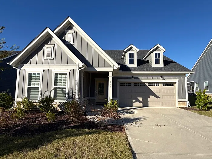 3 bed, 3.0 bath, 2517 sqft, $2,500 — Photo 1