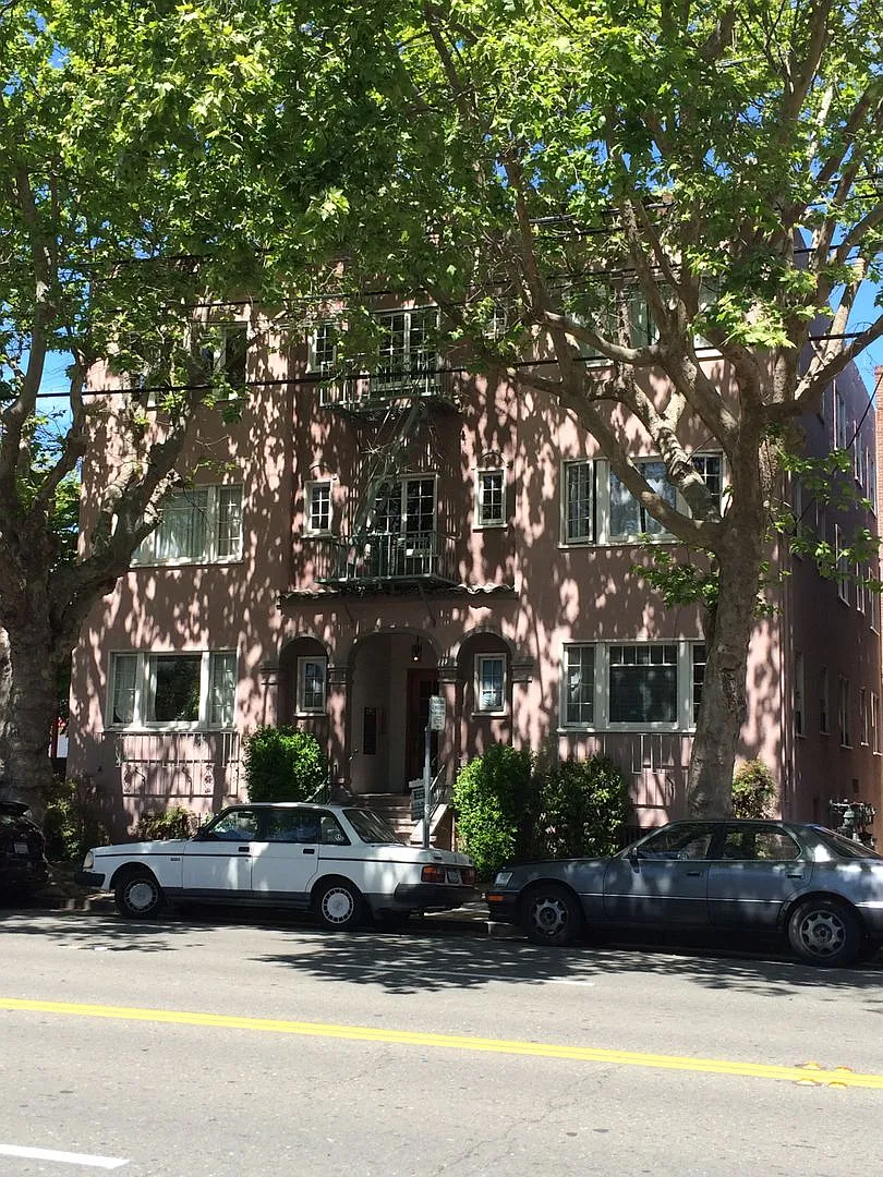 Spacious-Sunny One Bedroom unit in this beautiful 1920's Marina style building under new management — Photo 2