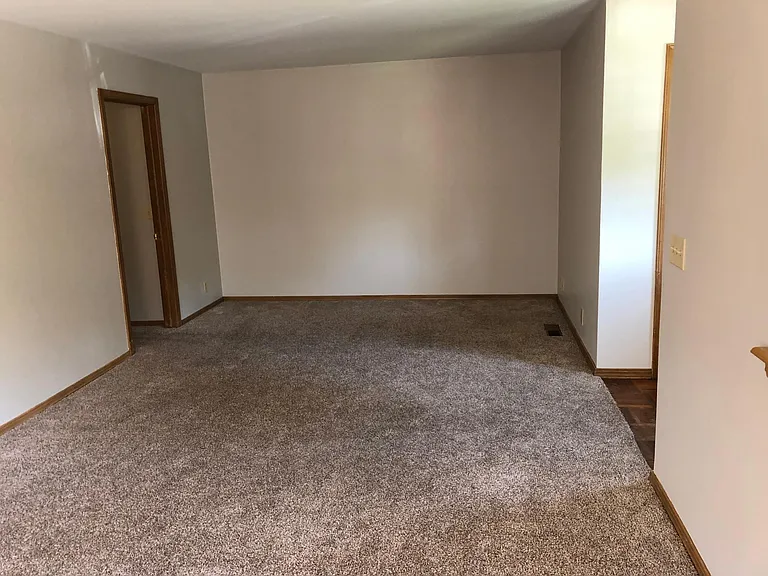 3613 N Drexel Blvd — Photo 8