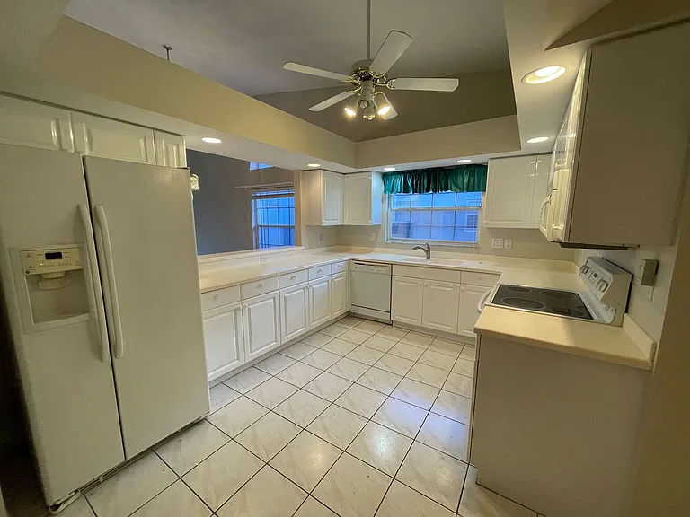 239 Melrose Pl #49 — Photo 5