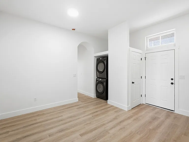 1237 Manss Ave #C — Photo 9