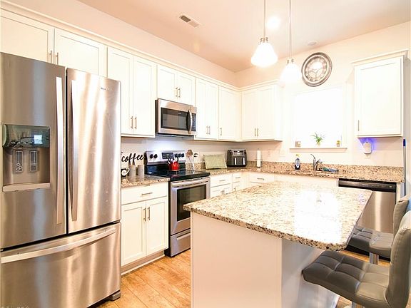 4th image of 121 Asbury Pl