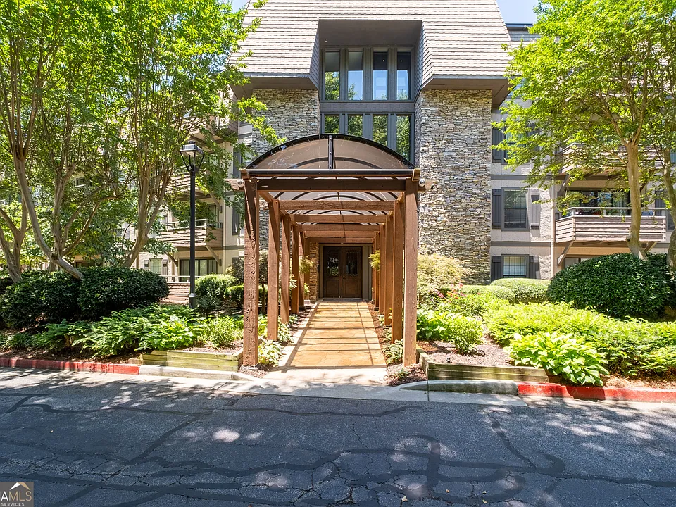 1120 Highland Bluff Dr SE