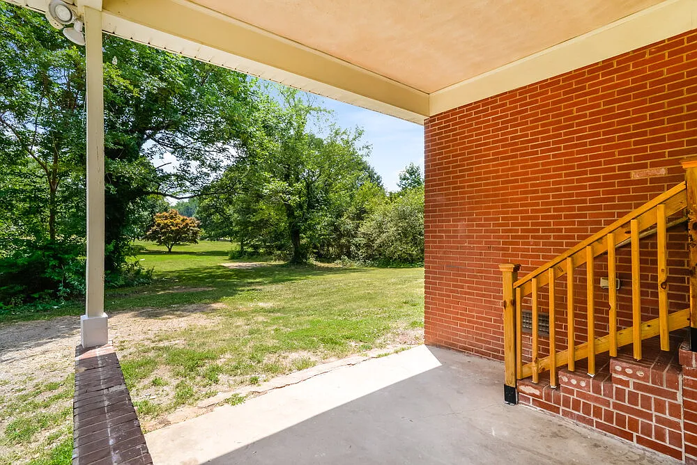 3 bed, 2.0 bath, 1300 sqft, $1,670 — Photo 3