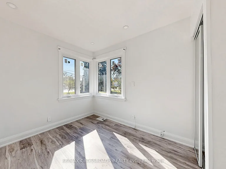 1496 Simcoe St N — Photo 9