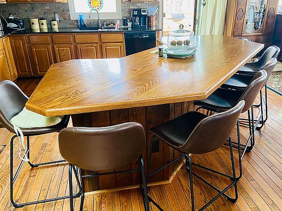 Island in kitchen area