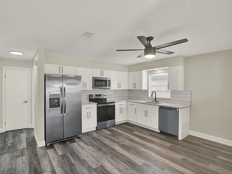 120 W Towne Pl — Photo 2