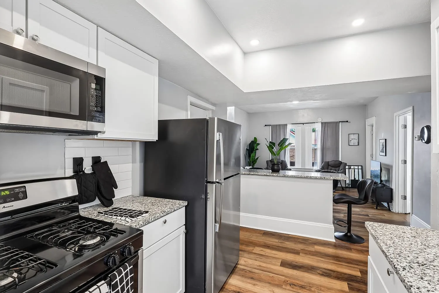 3 bed, 850 sqft, $1,950 — Photo 1
