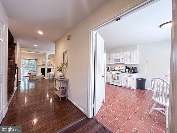 2nd image of 442 N Park Dr