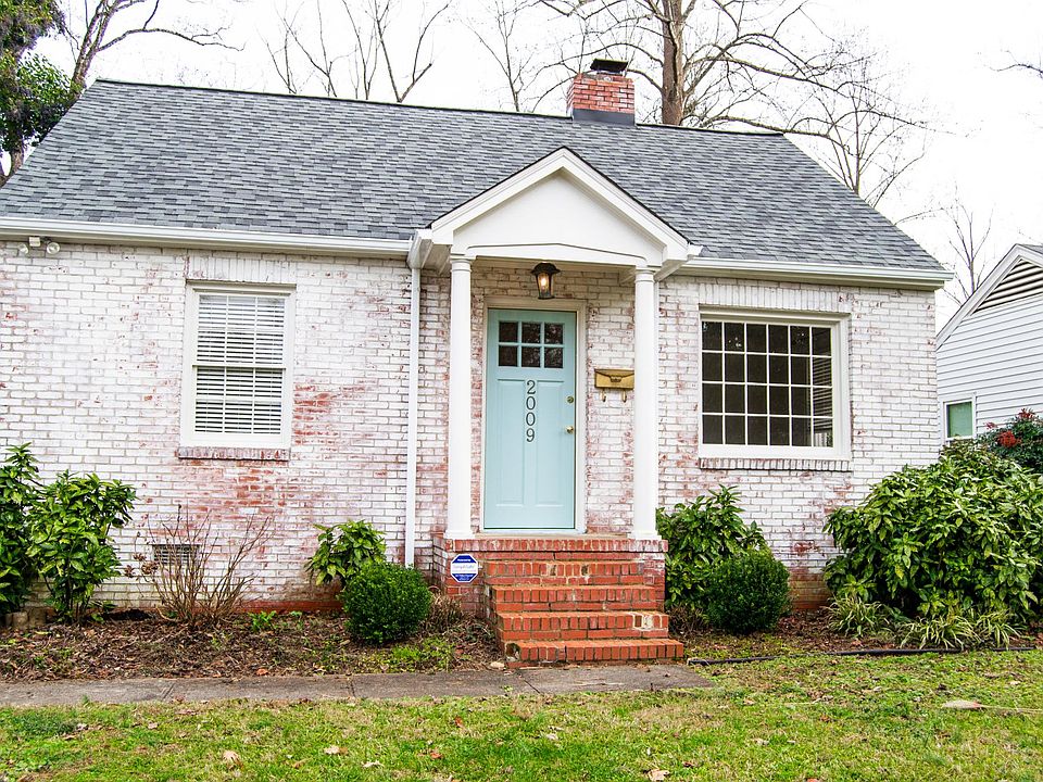 Perfect bungalow with a deep backyard centrally located in the Dilworth neighborhood _ just a 5-10 min walk to grocery, restaurants, the hospitals, and Freedom Park! Also a quick drive to Uptown within 10 minutes.