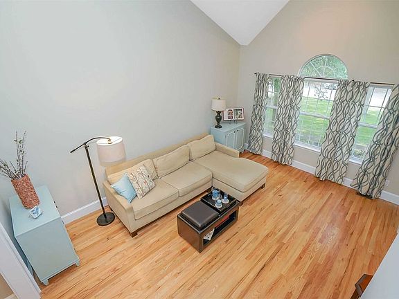 5th image of 9 Hilltop Ln