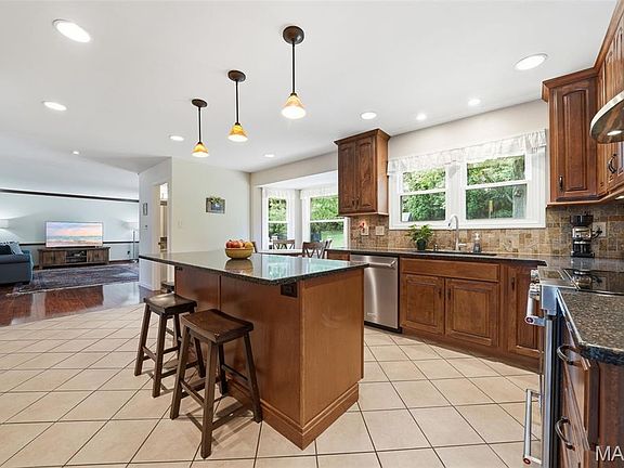 3rd image of 15011 Ridge Lake Dr