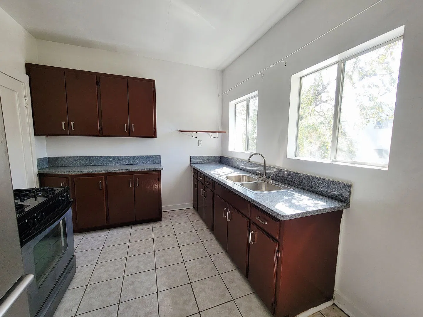 Bright 1- Bedroom 1 Bath Plus Bonus Room! — Photo 4