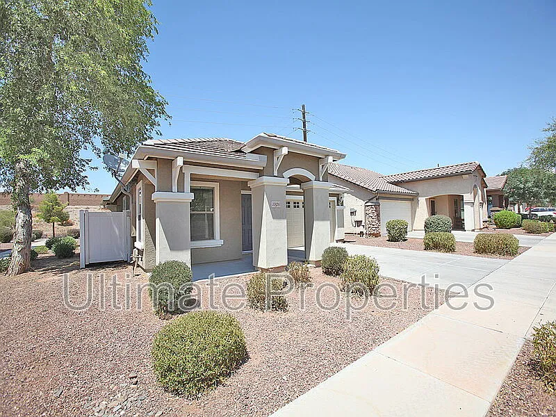 3 bed, 2.0 bath, 1357 sqft, $2,095 — Photo 2