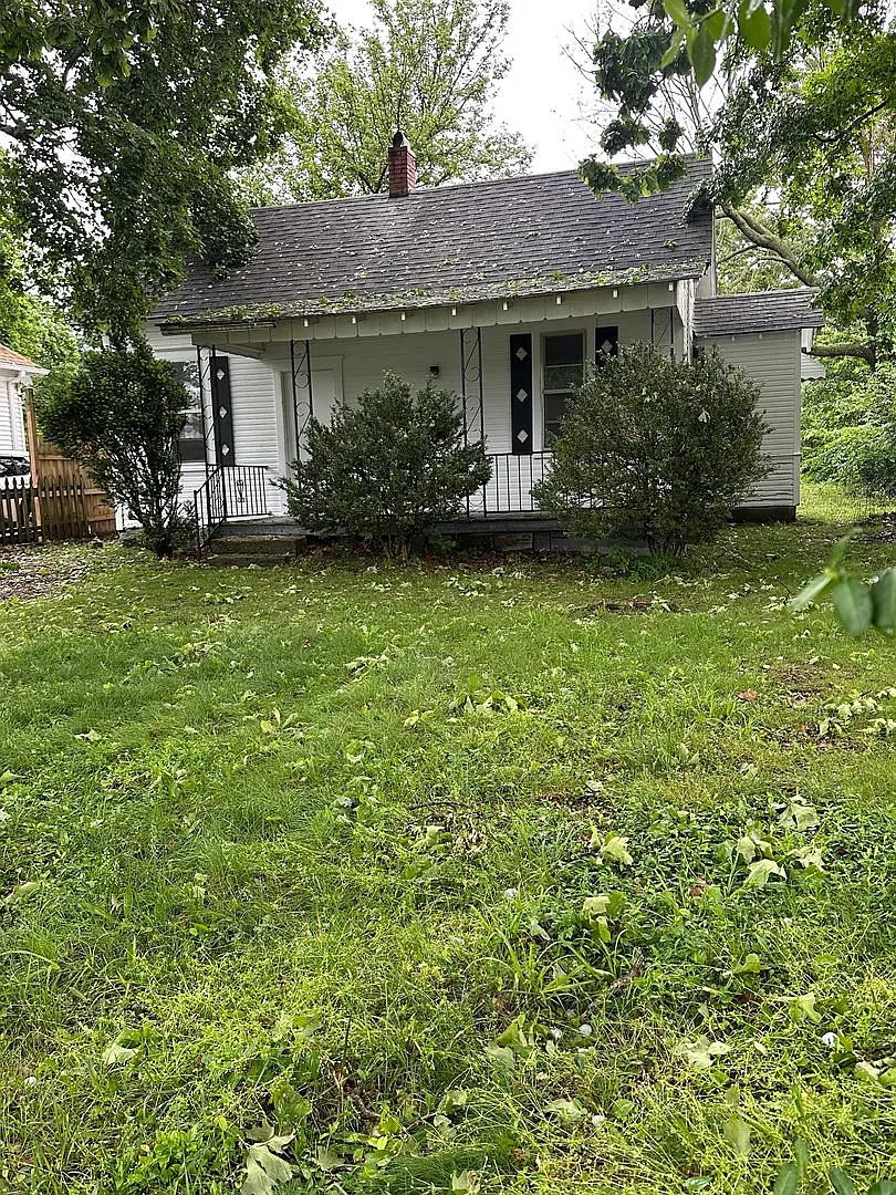 Freshly Renovated 1-Bedroom Gem with Fenced Yard in a Prime Central Location — Photo 1