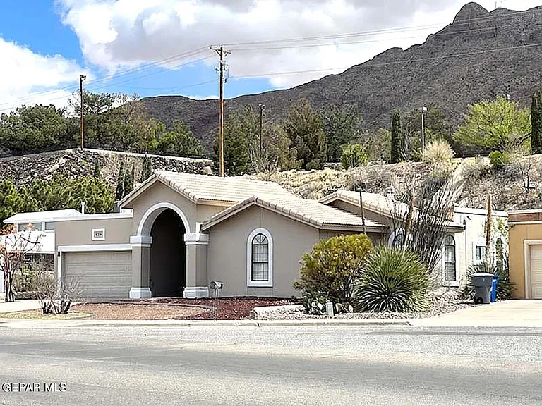824 Via Descanso Ln — Photo 1